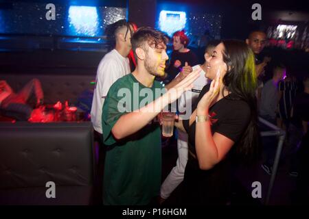 Watford, Royaume-Uni. 10 Jun, 2018. Marnie Simpson et Casey Johnson d'Ex sur la plage, Geordie Shore et Union J fame enivrantes partie avec des amis à Hydeout 2.0 Frais de leur dos Watford dernières vacances. Le couple abattu et vodka disaronno car ils laissent leurs cheveux vers le bas, arrêtant pour bavarder et faire des photos avec les fans et dormi jusqu'à 3h. Credit : Ayeesha Walsh/Alamy Live News Banque D'Images