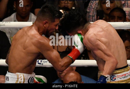 6-9-18. Los Angeles, CA. (Dans les lignes d'or ) Leo Santa Cruze va 12 tours avec Abner Mares au Staples Center samedi. Leo Santa Cruze a pris la victoire par décision unanime sur Abner Mares pour le titre poids plume WBA et WBC diamond tile sur Showtime. Photo par Gene Blevins/LA DailyNews/SCNG/ZumaPress Crédit : Gene Blevins/ZUMA/Alamy Fil Live News Banque D'Images