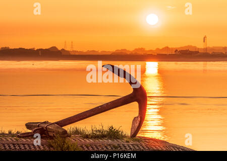 Appledore, UK. 11 mai 2018. UK - après une chaude et humide nuit le soleil se lève sur l'estuaire de Torridge Taw et silhouettes l'ancre sur le quai au petit village de North Devon Appledore. Credit : Terry Mathews/Alamy Live News Banque D'Images