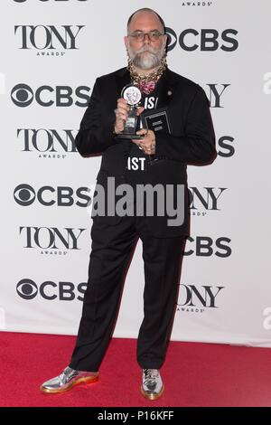 New York, NY, USA. 10 Juin, 2018. New York, USA. 10 Jun, 2018. David Zinn dans la salle de presse pour le 20e Congrès Tony Awards - Presse, Radio City Music Hall, New York, NY 10 juin 2018. Crédit : Jason Smith/Everett Collection Crédit : Everett Collection Inc/Alamy Live News/Alamy Live News Banque D'Images