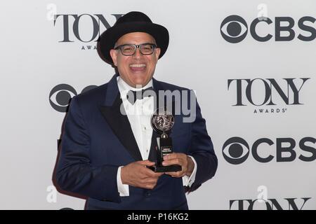 New York, NY, USA. 10 Juin, 2018. New York, USA. 10 Jun, 2018. David Yazbek dans la salle de presse pour le 20e Congrès Tony Awards - Presse, Radio City Music Hall, New York, NY 10 juin 2018. Crédit : Jason Smith/Everett Collection Crédit : Everett Collection Inc/Alamy Live News/Alamy Live News Banque D'Images