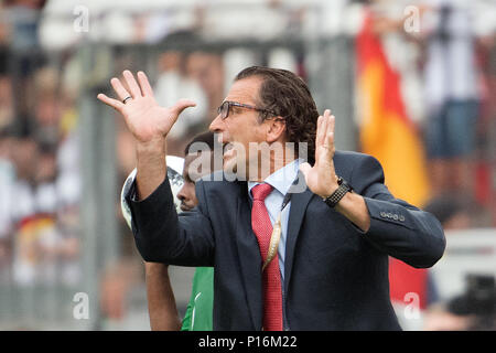 08 juin 2018, l'Allemagne, Leverkusen : Football, international, l'Allemagne contre l'Arabie saoudite à la BayArena. L'entraîneur-chef de l'Arabie saoudite, Juan Antonio Pizzi gesticule à la ligne de côté. Photo : Federico Gambarini/dpa Banque D'Images