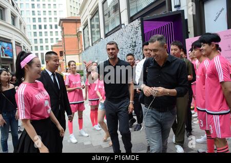 Shanghai, Shanghai, Chine. 11 Juin, 2018. Shanghai, Chine-ancien footballeur professionnel italien Paolo Maldini assiste à une flash mob à Shanghai, June 11th, 2018. Crédit : SIPA Asie/ZUMA/Alamy Fil Live News Banque D'Images