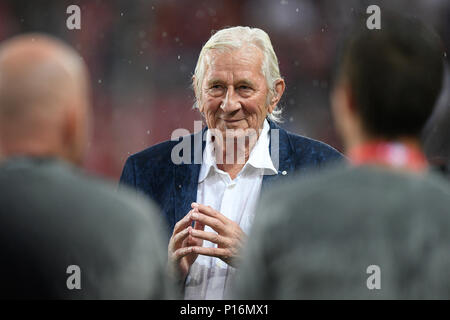 Entraîneur de l'équipe tchèque Karel Bruckner sourire après le match. L'ancien capitaine de l'équipe nationale de football tchèque Tomas Rosicky définitivement terminé sa carrière à l'âge de 37 ans dans un match d'adieu a joué malgré une averse de conduite qui a reporté son coup aujourd'hui, le samedi, 9 juin 2018. L'équipe tchèque, dans laquelle il a joué, a défait l'équipe de "le monde", composé de ses anciens camarades joueurs du Borussia Dortmund et Arsenal Londres, 5-2. L'objectif final a été inscrit par Rosicky's quatre-année-vieux fils Tomas. La météo a compliqué le match d'adieu comme environ 20 minutes avant le début de l'un des moteurs Banque D'Images