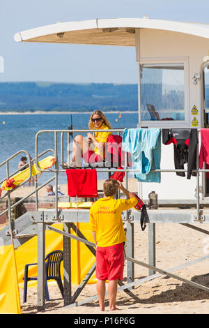 Bournemouth, Dorset, UK. 11 juin 2018. UK : météo ensoleillé chaud très agréable de commencer la journée à plages de Bournemouth à la hausse des températures et les visiteurs à la tête de station pour profiter du soleil. Des maîtres nageurs de la RNLI. Credit : Carolyn Jenkins/Alamy Live News Banque D'Images