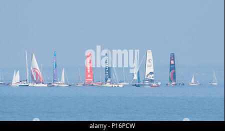 Cardiff, Pays de Galles, Royaume-Uni. 8 juin 2018. La Volvo Ocean Race à la fois Scallywag SHK/et inverser la tendance sur le plastique se sont trouvés trop près de la ligne de départ (bouée blanche) avec l'actuel les poussant plus tôt. Comme ils ont manœuvré pour obtenir des prix pour démarrer à temps, Scallywag a été pénalisé pour ne pas tenir à l'écart de renverser la vapeur sur le plastique et nécessaire de décharger un tour de pénalité les mettant à l'arrière de la flotte. La jambe de course 10 Cardiff à Göteborg. Credit : Phillip Thomas/Alamy Live News Banque D'Images