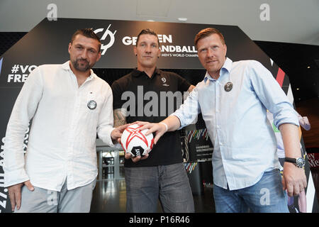 Berlin, Allemagne. 11 Juin, 2018. 11 juin 2018, Berlin, Allemagne : Andreas Neuendorf (R-L), l'icône handball Stefan Kretzschmar et joueur de football Torsten Mattuschka sont présentés comme les ambassadeurs de la Coupe du Monde de Berlin Crédit : Jörg Carstensen/dpa/Alamy Live News Banque D'Images