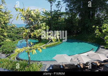 (180611) -- SINGAPOUR, 11 juin 2018 (Xinhua) -- Photo prise le 6 juin 2018 montre piscines de l'hôtel Capella de Singapour dans l'île de Sentosa. Le Président américain Donald Trump et principal dirigeant de la République populaire démocratique de Corée (RPDC) Kim Jong Un se réuniront à l'hôtel Capella de Singapour sur l'île de Sentosa, mardi. (Xinhua/puis Chih Wey) (aa) Banque D'Images