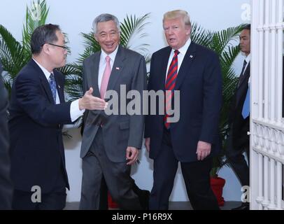 (180611) -- SINGAPOUR, 11 juin 2018 (Xinhua) -- le premier ministre de Singapour Lee Hsien Loong (2L) rencontre avec le président américain Donald Trump (3L) à Singapour, le 11 juin 2018. (Xinhua) (ZF) Banque D'Images