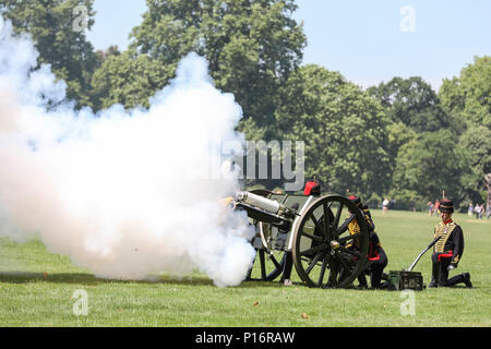 Hyde Park, Royaume-Uni, 11 juin 2018. Une salve royale est tiré à midi à Hyde Park pour marquer l'anniversaire du duc d'Édimbourg. Le duc d'Édimbourg, le Prince Philip, a tourné 97 hier, mais comme aucun des salves sont tirées le dimanche, un hommage est plutôt tiré aujourd'hui par les troupes du roi Royal Horse Artillery. Credit : Imageplotter News et Sports/Alamy Live News Banque D'Images