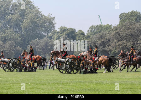 Hyde Park, Royaume-Uni, 11 juin 2018. Une salve royale est tiré à midi à Hyde Park pour marquer l'anniversaire du duc d'Édimbourg. Le duc d'Édimbourg, le Prince Philip, a tourné 97 hier, mais comme aucun des salves sont tirées le dimanche, un hommage est plutôt tiré aujourd'hui par les troupes du roi Royal Horse Artillery. Credit : Imageplotter News et Sports/Alamy Live News Banque D'Images