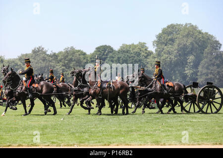 Hyde Park, Royaume-Uni, 11 juin 2018. Une salve royale est tiré à midi à Hyde Park pour marquer l'anniversaire du duc d'Édimbourg. Le duc d'Édimbourg, le Prince Philip, a tourné 97 hier, mais comme aucun des salves sont tirées le dimanche, un hommage est plutôt tiré aujourd'hui par les troupes du roi Royal Horse Artillery. Credit : Imageplotter News et Sports/Alamy Live News Banque D'Images