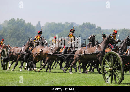 Hyde Park, Royaume-Uni, 11 juin 2018. Une salve royale est tiré à midi à Hyde Park pour marquer l'anniversaire du duc d'Édimbourg. Le duc d'Édimbourg, le Prince Philip, a tourné 97 hier, mais comme aucun des salves sont tirées le dimanche, un hommage est plutôt tiré aujourd'hui par les troupes du roi Royal Horse Artillery. Credit : Imageplotter News et Sports/Alamy Live News Banque D'Images