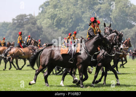 Hyde Park, Royaume-Uni, 11 juin 2018. Une salve royale est tiré à midi à Hyde Park pour marquer l'anniversaire du duc d'Édimbourg. Le duc d'Édimbourg, le Prince Philip, a tourné 97 hier, mais comme aucun des salves sont tirées le dimanche, un hommage est plutôt tiré aujourd'hui par les troupes du roi Royal Horse Artillery. Credit : Imageplotter News et Sports/Alamy Live News Banque D'Images