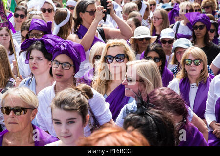 Londres, Royaume-Uni. 10 Juin, 2018. Les processions, une participation de masse produite par l'oeuvre d'Artichaut et commandé par 14-18 maintenant. L'œuvre fournit un portrait vivant de femmes britanniques au 21e siècle et est est conçu comme "une expression visuelle de l'égalité, la force et la représentation culturelle, invitant toutes les femmes de s'unir et de célébrer le début de la lutte pour le droit de vote et d'exprimer ce que signifie être une femme aujourd'hui". Credit : Mark Kerrison/Alamy Live News Banque D'Images