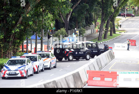 Singapour. 11 Juin, 2018. Les membres de la sécurité de proximité de l'hôtel garde les clients à Singapour, le 11 juin 2018. La réunion très attendue entre le président américain Donald Trump et Kim Jong Un, haut dirigeant de la République populaire démocratique de Corée (RPDC) est de commencer ici mardi. Credit : Qin Qing/Xinhua/Alamy Live News Banque D'Images