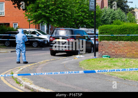 Londres, Angleterre. 11 juin 2018. Le matin après un autre adolescent est poignardé à Londres, un officier judiciaire vérifie la scène de crime d'indices dans une zone bouclée par la police. Ce couteau est passé juste un peu de temps après qu'un homme a été poignardé à quelques milles plus loin, à Northolt. ©Tim Ring/Alamy Live News Banque D'Images