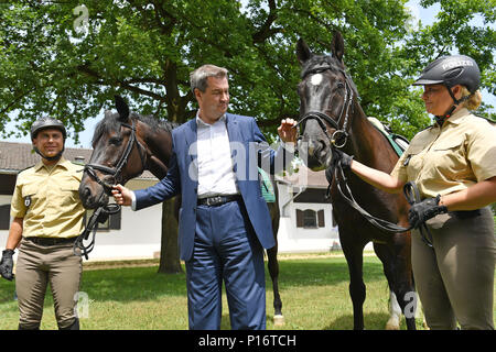 Premier ministre Markus Soeder rider visites de la police relais Munich le 11.06.2018. Les coureurs de la police bavaroise s'assurer plus de sécurité dans l'espace public, notamment dans les parcs et jardins. Dans le cadre de sa déclaration, le premier ministre, le Dr Markus Soder pour configurer un relais rider dans chaque ville bavaroise. Dans le cadre d'une visite à l'Reiterstaffel Muenchen Markus Soeder est démontré d'une visite guidée de la zone de service du relais a rider Dienstpferden avec préparation du déploiement. Dans le monde d'utilisation | Banque D'Images