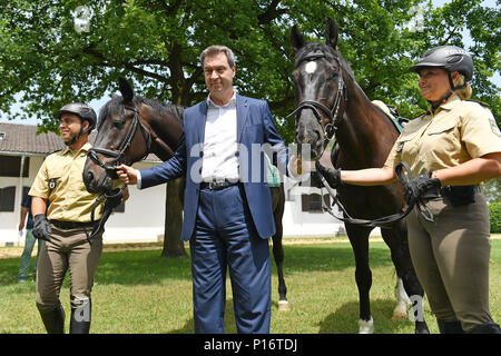 Premier ministre Markus Soeder rider visites de la police relais Munich le 11.06.2018. Les coureurs de la police bavaroise s'assurer plus de sécurité dans l'espace public, notamment dans les parcs et jardins. Dans le cadre de sa déclaration, le premier ministre, le Dr Markus Soder pour configurer un relais rider dans chaque ville bavaroise. Dans le cadre d'une visite à l'Reiterstaffel Muenchen Markus Soeder est démontré d'une visite guidée de la zone de service du relais a rider Dienstpferden avec préparation du déploiement. Dans le monde d'utilisation | Banque D'Images