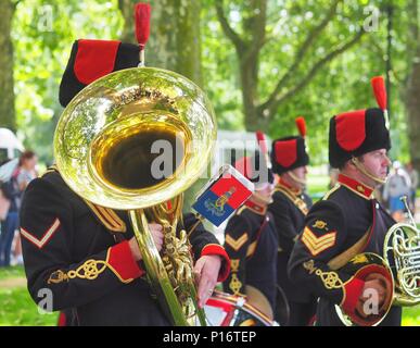 London.UK.11 juin 2018. La Troupe du Roi Royal Horse Artillery fire une salve de 41 tour d'honneur du duc d'Édimbourg 97e anniversaire à Hyde Park. © Brian Minkoff/Alamy live news Banque D'Images