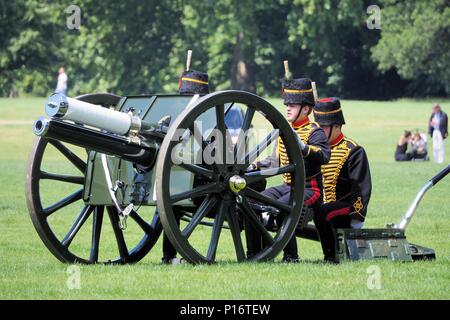 London.UK.11 juin 2018. La Troupe du Roi Royal Horse Artillery fire une salve de 41 tour d'honneur du duc d'Édimbourg 97e anniversaire à Hyde Park. © Brian Minkoff/Alamy live news Banque D'Images