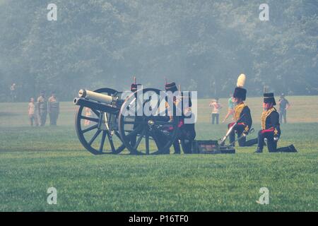 London.UK.11 juin 2018. La Troupe du Roi Royal Horse Artillery fire une salve de 41 tour d'honneur du duc d'Édimbourg 97e anniversaire à Hyde Park. © Brian Minkoff/Alamy live news Banque D'Images