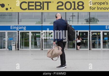 Hanovre, Allemagne. 11 Juin, 2018. Un visiteur arrive à la foire Cebit 'numérique'. Cebit tente une nouvelle 'festival' format après trois décennies, ayant lieu entre le 11 et le 15 juin. Photo : Julian Stratenschulte/dpa dpa : Crédit photo alliance/Alamy Live News Banque D'Images