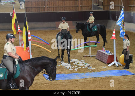 Police à cheval, police squad sur les chevaux au cours de la formation, de l'exercice. Premier ministre Markus Soeder rider visites de la police relais Munich le 11.06.2018. Les coureurs de la police bavaroise s'assurer plus de sécurité dans l'espace public, notamment dans les parcs et jardins. Dans le cadre de sa déclaration de gouvernement, le premier ministre, le Dr Markus Soeder, de mettre en place un relais rider dans chaque ville bavaroise. Dans le cadre d'une visite à l'Reiterstaffel Muenchen Markus Soeder est démontré d'une visite guidée de la zone de service du relais a rider Dienstpferden avec préparation du déploiement. Dans le monde d'utilisation | Banque D'Images