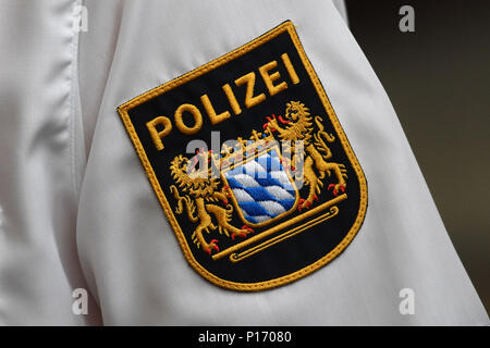 Insigne de police sur l'uniformisation, l'écusson, emblème de la police, Freistaaat Bayern, premier état Markus Soeder rider visites de la police relais Munich le 11.06.2018. Les coureurs de la police bavaroise s'assurer plus de sécurité dans l'espace public, notamment dans les parcs et jardins. Dans le cadre de sa déclaration de gouvernement, le premier ministre, le Dr Markus Soeder, de mettre en place un relais rider dans chaque ville bavaroise. Dans le cadre d'une visite à l'Reiterstaffel Muenchen Markus Soeder est démontré d'une visite guidée de la zone de service du relais a rider Dienstpferden avec préparation du déploiement. Dans le monde d'utilisation | Banque D'Images