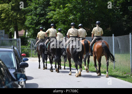 Du poste de police, les policiers à cheval sur des chevaux. Premier ministre Markus Soeder rider visites de la police relais Munich le 11.06.2018. Les coureurs de la police bavaroise s'assurer plus de sécurité dans l'espace public, notamment dans les parcs et jardins. Dans le cadre de sa déclaration de gouvernement, le premier ministre, le Dr Markus Soeder, de mettre en place un relais rider dans chaque ville bavaroise. Dans le cadre d'une visite à l'Reiterstaffel Muenchen Markus Soeder est démontré d'une visite guidée de la zone de service du relais a rider Dienstpferden avec préparation du déploiement. Dans le monde d'utilisation | Banque D'Images