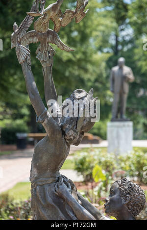 Birmingham, AL sculptures représentant les quatre filles tuées dans l'attentat de 1963 la 16e raciste St. Baptist Church, et Martin Luther King, Jr. Banque D'Images