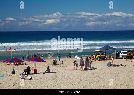 Les gens sur la plage, Surfers Paradise, Gold Coast, Queensland, Australie Banque D'Images