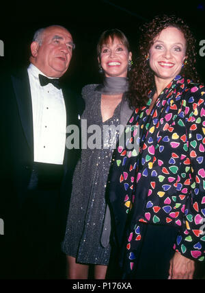 Los Angeles, CA - le 04 octobre : (L-R) Ed Asner, acteur/actrice honoree Mary Tyler Moore et l'actrice Valerie Harper assistera à la Los Angeles Chapter Juvenile Diabetes Research Foundation International présente la première promesse annuelle Ball le 4 octobre 1991 à l'hôtel Beverly Hilton à Beverly Hills, Californie. Photo de Barry King/Alamy Stock Photo Banque D'Images