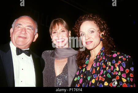 Los Angeles, CA - le 04 octobre : (L-R) Ed Asner, acteur/actrice honoree Mary Tyler Moore et l'actrice Valerie Harper assistera à la Los Angeles Chapter Juvenile Diabetes Research Foundation International présente la première promesse annuelle Ball le 4 octobre 1991 à l'hôtel Beverly Hilton à Beverly Hills, Californie. Photo de Barry King/Alamy Stock Photo Banque D'Images