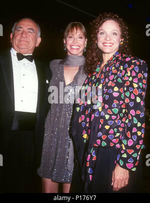 Los Angeles, CA - le 04 octobre : (L-R) Ed Asner, acteur/actrice honoree Mary Tyler Moore et l'actrice Valerie Harper assistera à la Los Angeles Chapter Juvenile Diabetes Research Foundation International présente la première promesse annuelle Ball le 4 octobre 1991 à l'hôtel Beverly Hilton à Beverly Hills, Californie. Photo de Barry King/Alamy Stock Photo Banque D'Images