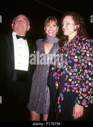 Los Angeles, CA - 04 OCTOBRE : (L-R) Acteur Ed Asner, acress/honoree Mary Tyler Moore et l'actrice Valerie Harper assistera à la Los Angeles Chapter Juvenile Diabetes Research Foundation International présente la première promesse annuelle Ball le 4 octobre 1991 à l'hôtel Beverly Hilton à Beverly Hills, Californie. Photo de Barry King/Alamy Stock Photo Banque D'Images