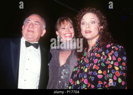 Los Angeles, CA - le 04 octobre : (L-R) Ed Asner, acteur/actrice honoree Mary Tyler Moore et l'actrice Valerie Harper assistera à la Los Angeles Chapter Juvenile Diabetes Research Foundation International présente la première promesse annuelle Ball le 4 octobre 1991 à l'hôtel Beverly Hilton à Beverly Hills, Californie. Photo de Barry King/Alamy Stock Photo Banque D'Images