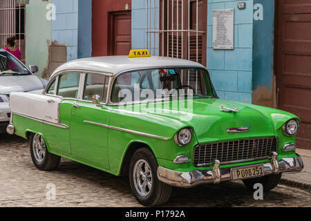 Un millésime 1955 Chevrolet Bel Air travaillant comme taxi dans le patrimoine mondial de l'Unesco ville de Trinidad, Cuba. Banque D'Images