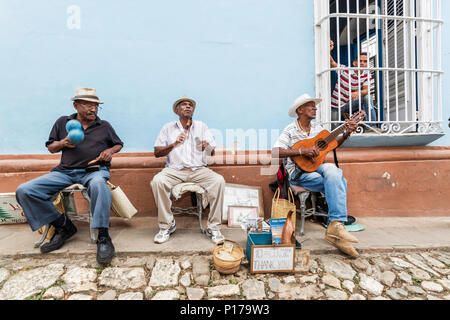 Les artistes de rue jouant dans le site du patrimoine mondial de l'Unesco ville de Trinidad, Cuba. Banque D'Images