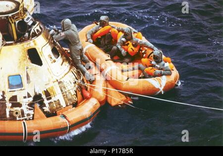 Le Lieutenant Pararescueman Clancy Hatleberg ferme la trappe comme vaisseau Apollo 11 astronautes Neil Armstrong, Michael Collins et Buzz Aldrin, Jr., ramassage de l'hélicoptère attendent leur radeau. Ils éclaboussé jusqu'à 12:50 pm HAE 24 juillet 1969, à 900 milles au sud-ouest d'Hawaï après le succès d'alunissage de la mission. Banque D'Images