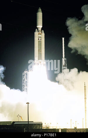 Un voyage de sept ans à la planète Saturne commence avec le décollage d'un Titan IVB/Centaur transportant l'orbiteur Cassini et la sonde Huygens de l'attaché. Lancement a eu lieu à 16 h 43 HAE, le 15 octobre 1997 à partir de 40 sur l'ensemble de lancement de Cape Canaveral Air Station. Banque D'Images