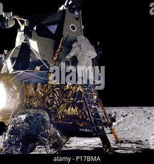 Alan L. Bean, pilote du module lunaire Apollo 12 pour la mission, commence au bas de l'échelle du Module lunaire (LM) 'Intrepid' pour rejoindre astronaut Charles Conrad, Jr., commandant de mission, sur la surface lunaire. Banque D'Images