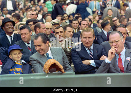 Le président Nixon est titulaire d 'un franc échange de vues' avec un jeune basefall ventilateur à la journée d'ouverture des sénateurs de Washington par rapport à jeu les Yankees de New York au Stade RFK Banque D'Images