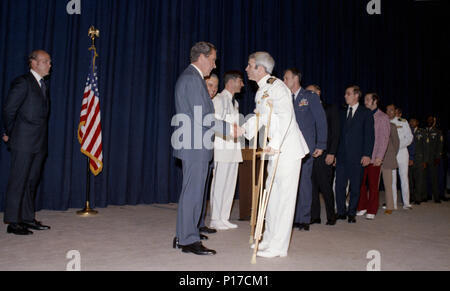 Le président Richard Nixon accueille l'ancien prisonnier de guerre du Vietnam John McCain, Jr., à un dîner-réception POW 24 Mai, 1973 Banque D'Images