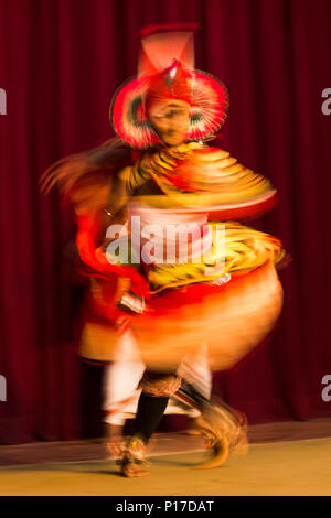 Mallawaarachchi, danse folklorique Kandyan. Kandy, Sri Lanka. Juillet 2017 Banque D'Images