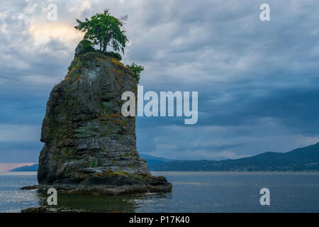 Siwash Rock, ou Skalsh, est un célèbre rocher affleurant dans le parc Stanley, Vancouver, British Columbia, Canada Banque D'Images