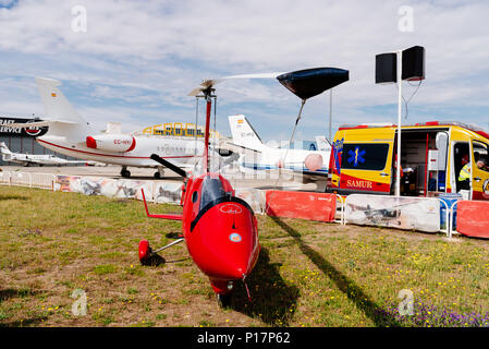 Madrid, Espagne - juin 3, 2018 : couleur Rouge ELA 07 autogiro pendant le spectacle aérien d'avions historiques collection dans l'aéroport de Cuatro Vientos Banque D'Images