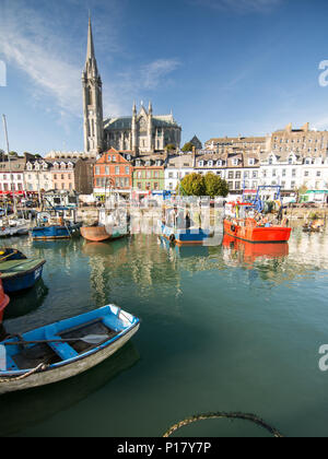 Cork, Irlande - Septembre 15, 2016 : La forme dominante de la cathédrale Saint-colman s'élève au-dessus des rues en terrasses et bateaux de pêche colorés de la s Banque D'Images