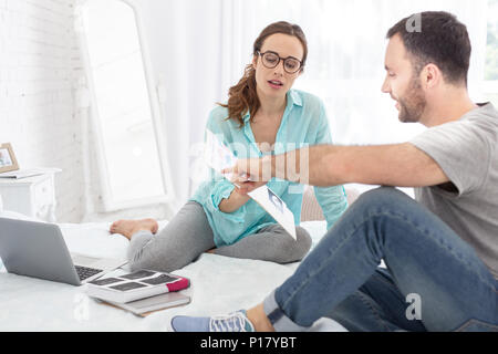 Pensive femme enceinte et l'homme l'examen échographie Banque D'Images