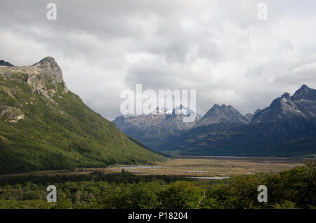 Dans la vallée de montagne isolées de montagnes des Andes par jour nuageux. De l'aventure de rêve et trek désert. Banque D'Images